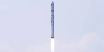 A Chinese rocket throws a bunch of debris into orbit – threatening Starlink
