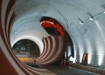 An electric car flies through a tunnel ceiling – Voyah repeats Schumaker’s trick on a production car