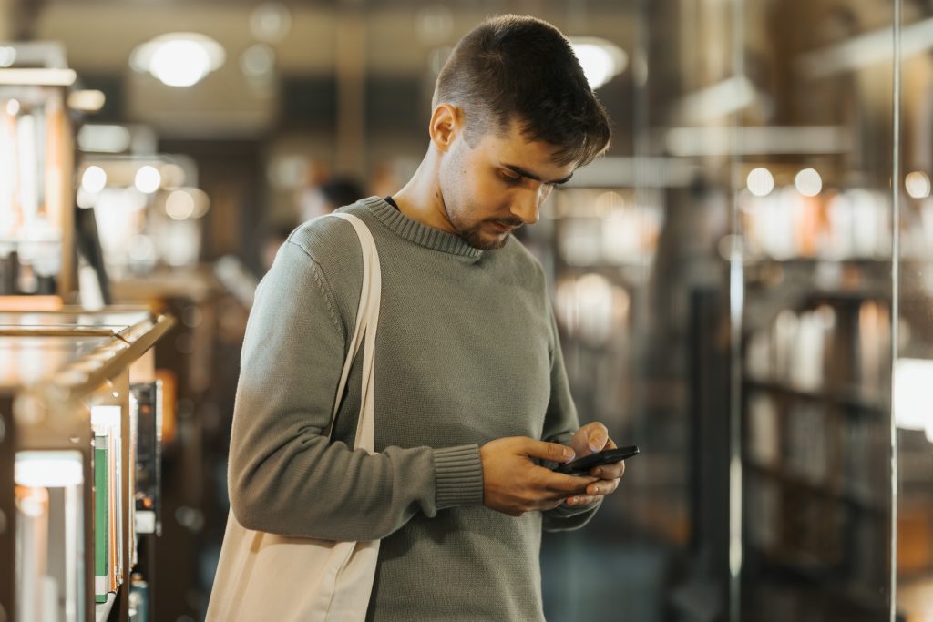 Do you screenshot everything? As a result, you may actually remember less Do you screenshot everything? As a result, you may actually remember less