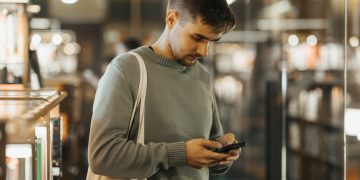Do you screenshot everything? As a result, you may actually remember less Do you screenshot everything? As a result, you may actually remember less