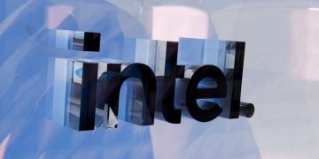 Intel predicts a split in the PC market: new sockets for enthusiasts, old sockets for the masses Intel predicts a split in the PC market: new sockets for enthusiasts, old sockets for the masses