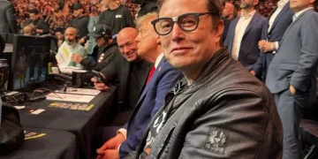 Last year, Musk’s income was 2.5 million times that of the average Tesla employee. Last year, Musk’s income was 2.5 million times that of the average Tesla employee.