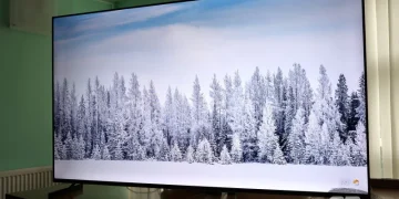 Modern 65-inch H-LED65BU7011 TV review: Large diagonal is cheap