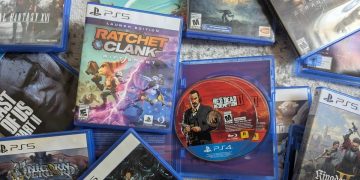 Sony won’t change its plans to ditch discs, and Xbox will go digital, according to an insider Sony won’t change its plans to ditch discs, and Xbox will go digital, according to an insider