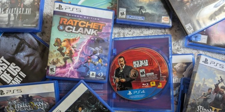 Sony won’t change its plans to ditch discs, and Xbox will go digital, according to an insider Sony won’t change its plans to ditch discs, and Xbox will go digital, according to an insider