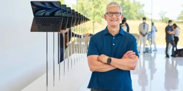 Tim Cook gives an emotional speech to Apple employees on his final day as CEO Tim Cook gives an emotional speech to Apple employees on his final day as CEO