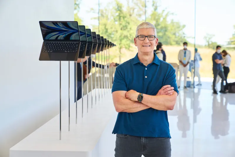 Tim Cook gives an emotional speech to Apple employees on his final day as CEO Tim Cook gives an emotional speech to Apple employees on his final day as CEO