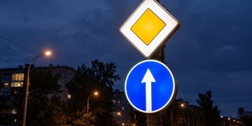 Aroged: In Moscow they started installing road signs with internal lighting Aroged: In Moscow they started installing road signs with internal lighting