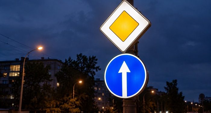Aroged: In Moscow they started installing road signs with internal lighting