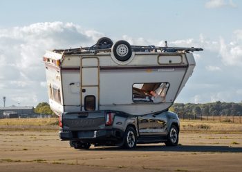 Aroged: To test the capabilities of the Hilux pickup truck, Toyota threw a road trip trailer on it