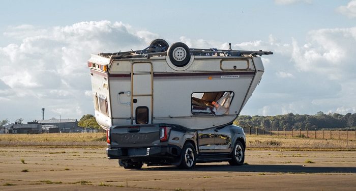 Aroged: To test the capabilities of the Hilux pickup truck, Toyota threw a road trip trailer on it