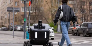Delivery robots in Russia have their own traffic rules – a maximum speed of 25 kilometers per hour on bicycle lanes and 10 kilometers per hour on sidewalks Delivery robots in Russia have their own traffic rules – a maximum speed of 25 kilometers per hour on bicycle lanes and 10 kilometers per hour on sidewalks