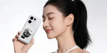 Honor launches a tiny e-reader with a 3.68-inch e-ink screen — and it attaches to the back of your smartphone with magnets Honor launches a tiny e-reader with a 3.68-inch e-ink screen — and it attaches to the back of your smartphone with magnets