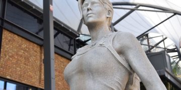 Lara Croft returns to Derby: £30,000 raised to install statue in city Lara Croft returns to Derby: £30,000 raised to install statue in city