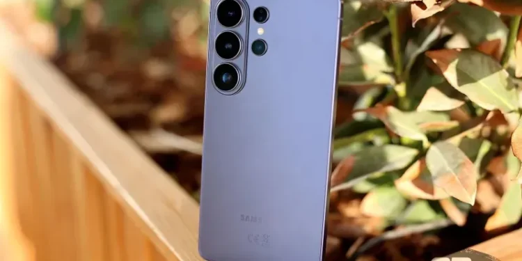 Samsung once again takes the top spot in smartphone sales with its flagship product Samsung once again takes the top spot in smartphone sales with its flagship product