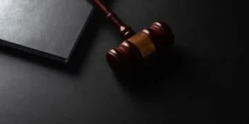 Subscribers to ChatGPT and other chatbots have filed a lawsuit against the market leader over proposals to slow the development of artificial intelligence Subscribers to ChatGPT and other chatbots have filed a lawsuit against the market leader over proposals to slow the development of artificial intelligence