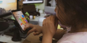 The EU will ban the use of social networks and artificial intelligence bots for children under 15 without parental supervision – and the platform will face fines of up to 6% of turnover