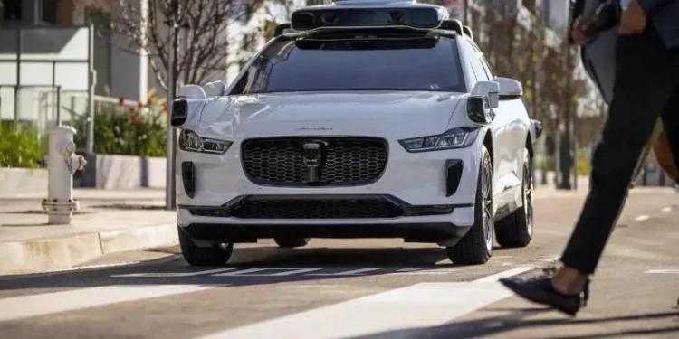 Waymo robotaxis have driven 436 million kilometers without driving; the number of accidents causing casualties is 82% fewer than accidents involving human casualties. Waymo robotaxis have driven 436 million kilometers without driving; the number of accidents causing casualties is 82% fewer than accidents involving human casualties.