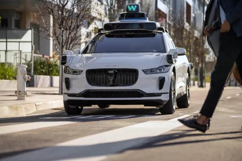 Waymo robotaxis have driven 436 million kilometers without driving; the number of accidents causing casualties is 82% fewer than accidents involving human casualties. Waymo robotaxis have driven 436 million kilometers without driving; the number of accidents causing casualties is 82% fewer than accidents involving human casualties.