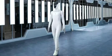 Xpeng Motors demonstrated its first humanoid robot, Iron, which has been assembled on a new production line and will be launched before the end of the year Xpeng Motors demonstrated its first humanoid robot, Iron, which has been assembled on a new production line and will be launched before the end of the year